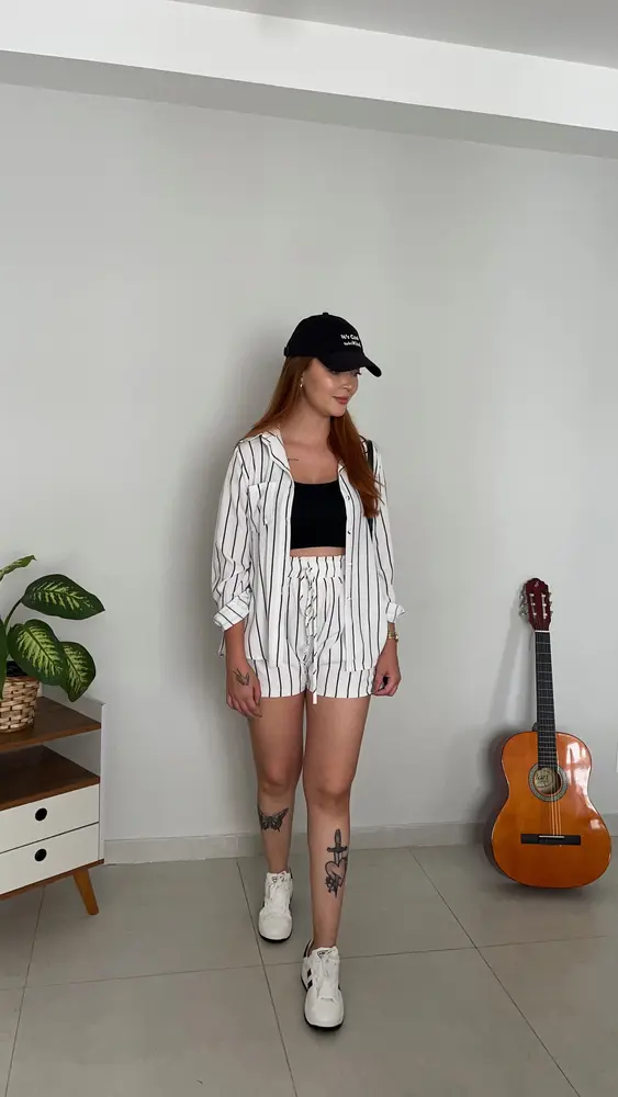 SHORTS CREPE LISTRADO COM ELASTANO NO CÓS