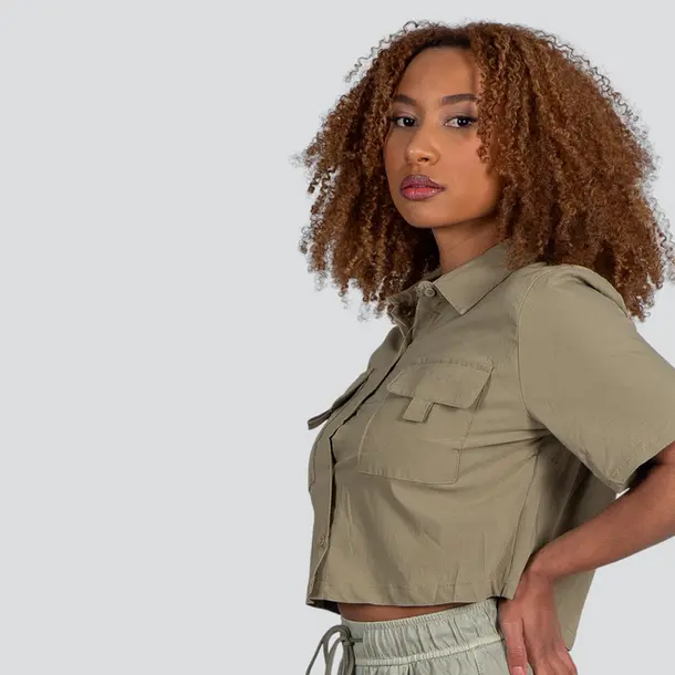 Camisa Cropped Feminina Manga Curta Com Bolsos .HW3701 Verde