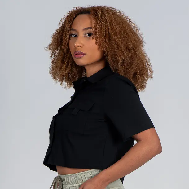 Camisa Cropped Feminina Manga Curta Com Bolsos .HW3701 Preto