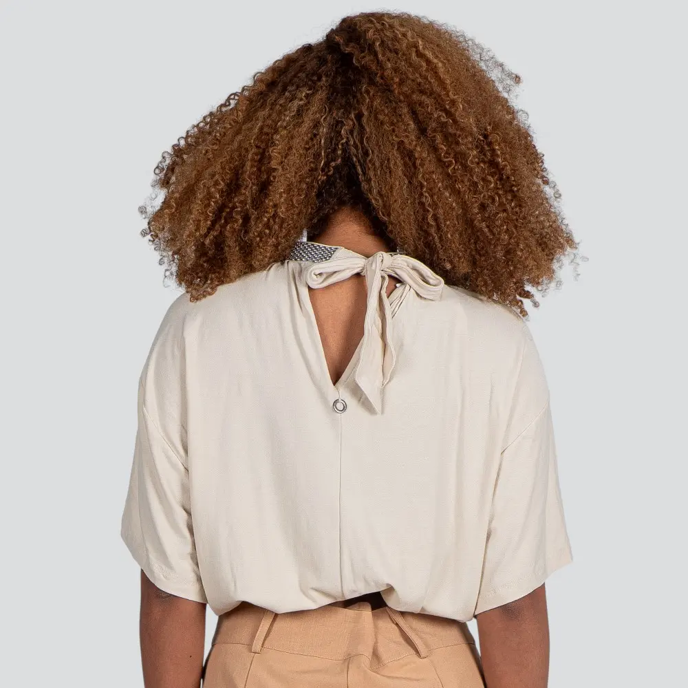 Blusa Feminina Manga Curta Creponada Com Gola de Brilho .E15671