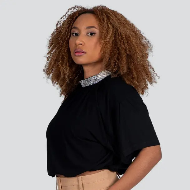 Blusa Feminina Manga Curta Creponada Com Gola de Brilho .E15671 Preto