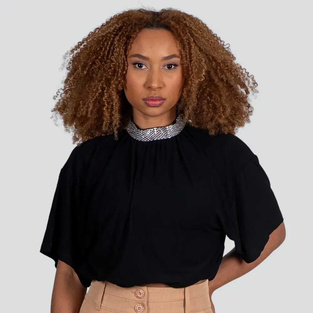 Blusa Feminina Manga Curta Creponada Com Gola de Brilho .E15671