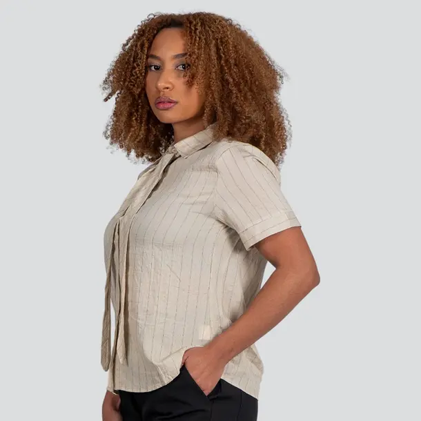 Camisa Feminina Manga Curta Risca de Giz Com Gravata Removível .XH7037