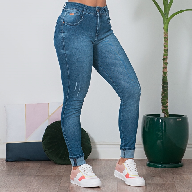 Calça jeans dobrada com sapatilha shops