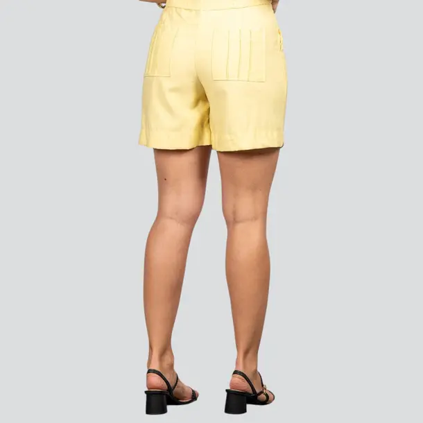 Bermuda Feminina Alfaiataria com Bolso Nervuras .52287 Amarelo Manteiga