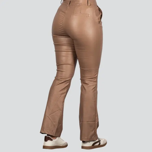 Calça Feminina Resinada Flare Com Pregas .DJ5034 Bege