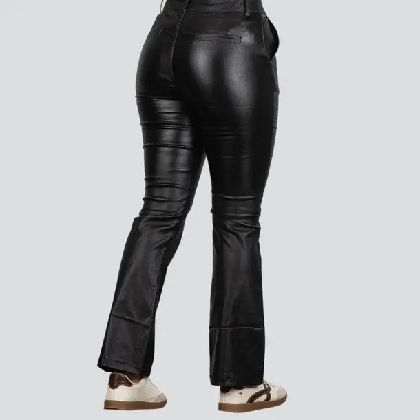 Calça Feminina Resinada Flare Com Pregas .DJ5034 Preto